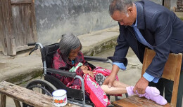 十四年坚守，寸步不离！炎陵汉子欧兴发用孝心为瘫痪母亲撑起一片天