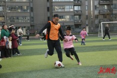 常德市武陵区北正街恒大华府小学：“湘超”球员助阵，校园班级足球赛火热开踢