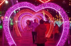 北京龙庆峡冰灯艺术节升级开幕 打造《大闹天宫》奇幻冰境