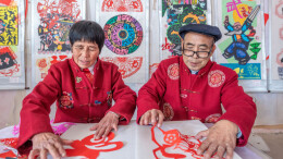 32册146米！东安非遗套色剪纸长卷《万马奔腾》迎新年