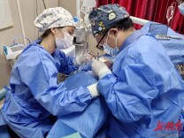 40分钟“种”回新门牙！湘潭市第一人民医院完成今年首例“即刻种植”手术