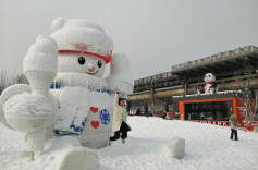 市民在首钢园游玩赏雪