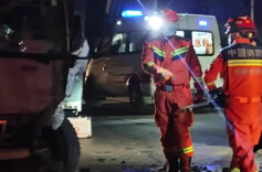 司机遇车祸被困驾驶室，他自己“第一视角”拍下救援现场