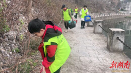 寒冬暖溪畔 怀化“河小青”净滩不停歇