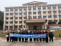 徒步5公里山路 萌娃拾荒护岳麓