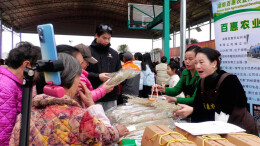 直播赋能助增收 洞口县石榴村带货现场热闹非凡