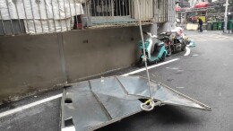 寒风中拆下“悬空”雨棚，网格员巡查化险为安