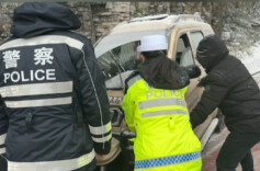 “没戴手套直接上”！矮寨交警24小时值守帮助受困车辆