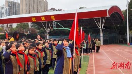 怀化小学生与边防战士“同升一面旗” 千里同心共抒爱国情