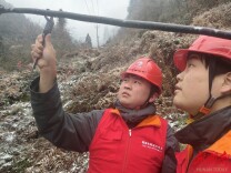 国网武陵源区供电公司：踏雪巡线保供电 寒潮之中守光明