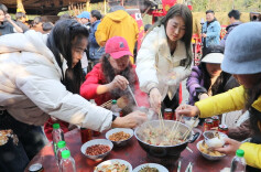 来湘西吃年猪宴！浓情宴席“触网”引客来