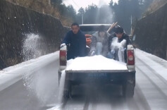 低温雨雪封路，张家界永定区干群合力铲雪除冰护平安