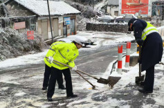 风雪里的“藏青蓝” 花垣公安风雪护航暖民心
