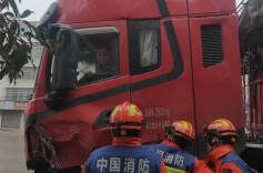 路面结冰货车追尾，驾驶室变形，司机被救