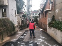 雪中一抹“志愿红”   披塘村撒盐防冻护民安