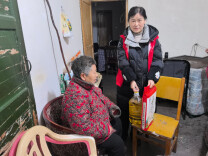 冰雪中“敲门行动” 温暖守护特殊老人