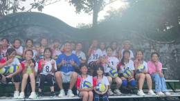 “00后”教练扎根村小，带着一群乡村娃拿下全市女排冠军