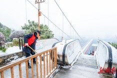 除冰扫雪保障旅客出行