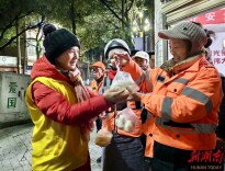 情暖寒冬 爱润环卫