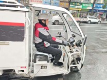 寒潮降温不降速，快递小哥踏雪前行保畅通