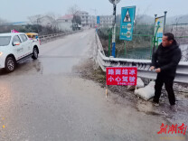 杏子铺镇：寒潮突至冰锁路 连夜除冰护民生