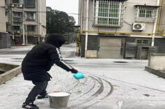 楠竹山镇“撒盐除冻”守护出行安全