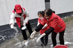 志愿红战风雪 大手护小手——天剑社区铲雪除冰保民生