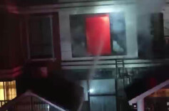 女子被困火场，邻居架梯救出