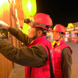 图片新闻 | 芷江：寒夜巡线人，暖亮一街灯