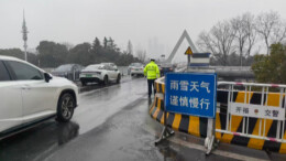 易结冰点位24小时守望，152台拖车时刻待命，“荧光黄”风雪中为你守护丨战寒潮