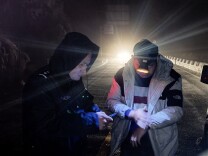 城步警方：寒夜破冰显担当 紧急救助冰冻受困群众