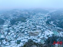 大寒迎初雪 苗寨披银装