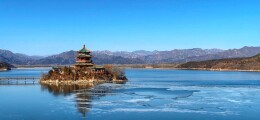 澄澈的湖面半凝着碎冰，十三陵水库舒展别样温柔