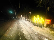 以雪为令，闻雪而动！新邵公安奋战一线保畅通
