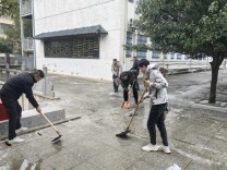 衡南县宝盖中学：铲雪除冰，守护师生平安出行