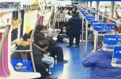 一女子乘地铁突然晕倒，长沙轨道公安紧急救助