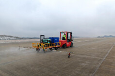 除雪破冰，硬核守护！湘西边城机场高海拔战冰雪