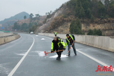 寒风中守护“平安路”：交通部门昼夜除冰保畅通受强冷空气