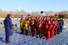 数九寒天，什刹海冰上练兵！