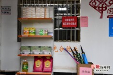 岳塘区：烟花换物资 平安惠百姓