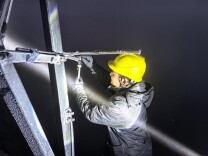 凌晨4点的电力“观冰人”