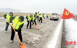 汨罗市公路建设和养护中心：昼夜破冰除雪，筑牢寒冬出行安全防线