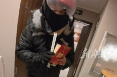 冰雪天女子给外卖小哥送红包奶茶  小哥鞠躬致谢：第一次遇到这么好的人