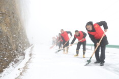 洞口：党员群众奋战在冰雪一线