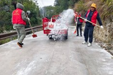 新邵：铲冰除雪保平安
