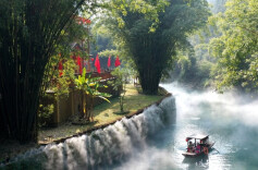 舟行皮渡河，雾漫峡谷伴山歌