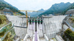 组图 | 战低温保进度！吉首大兴寨水库溢流坝段浇筑忙