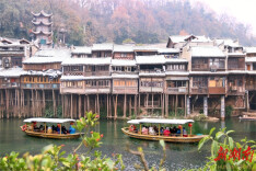 A Boat Ride Through the Snowy Scenery of Fenghuang Ancient Town