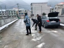 雪峰腹地战冰雪 江口干部护民行