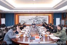 娄底市政府党组班子2025年度民主生活会会前集中学习举行